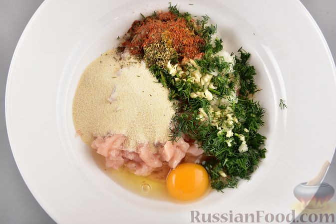 Фото приготовления рецепта: Баклажаны с тушёнкой и помидорами - шаг №4