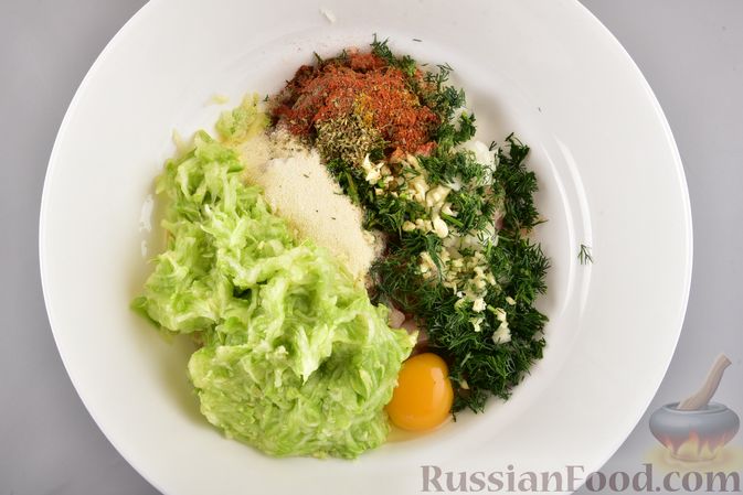 Фото приготовления рецепта: Мясные фрикадельки, запечённые в луково-морковном соусе - шаг №17