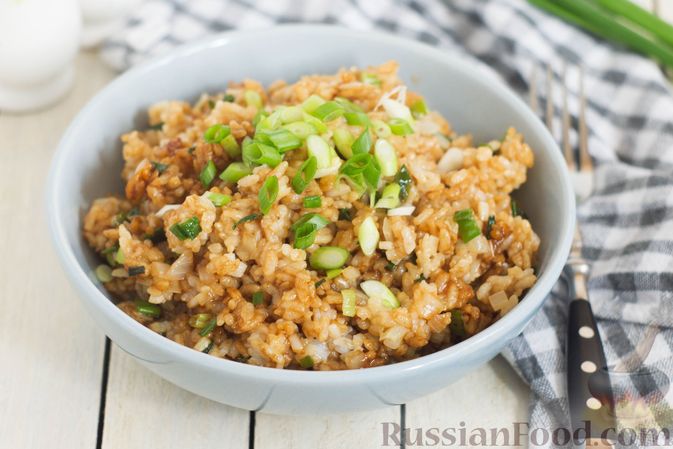 Фото к рецепту: Рис с зелёным луком и соевым соусом