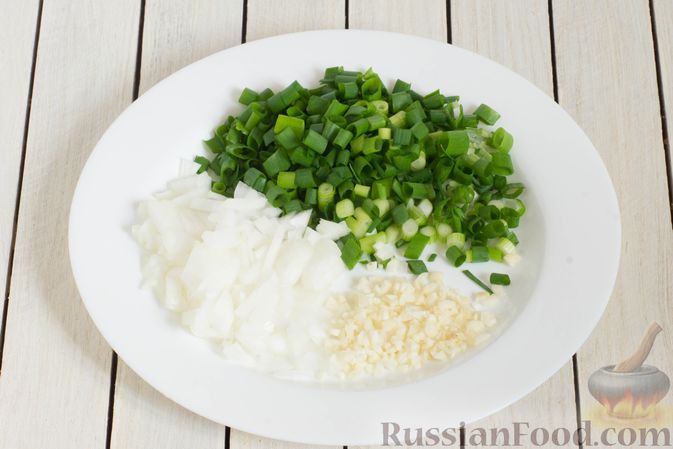 Фото приготовления рецепта: Рис с зелёным луком и соевым соусом - шаг №3