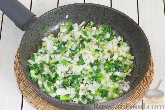 Фото приготовления рецепта: Рис с зелёным луком и соевым соусом - шаг №4