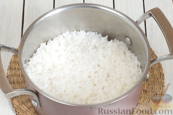 Фото приготовления рецепта: Рис с зелёным луком и соевым соусом - шаг №2
