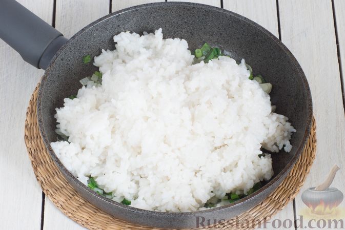 Фото приготовления рецепта: Рис с зелёным луком и соевым соусом - шаг №5
