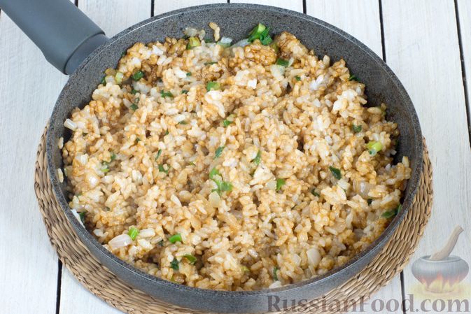 Фото приготовления рецепта: Рис с зелёным луком и соевым соусом - шаг №6