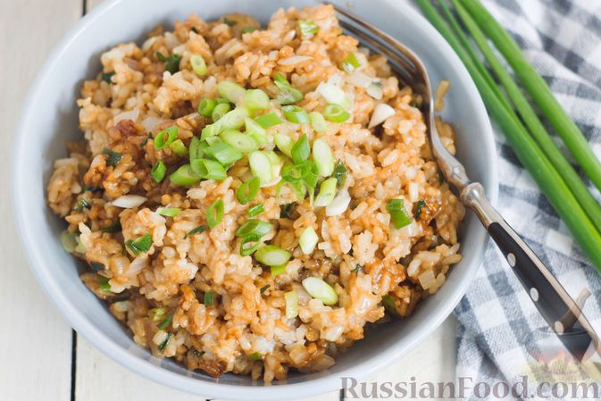 Фото приготовления рецепта: Рис с зелёным луком и соевым соусом - шаг №7
