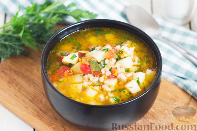 Фото к рецепту: Суп с перловой крупой и свежими огурцами
