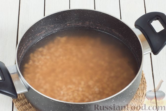 Фото приготовления рецепта: Суп с перловой крупой и свежими огурцами - шаг №3
