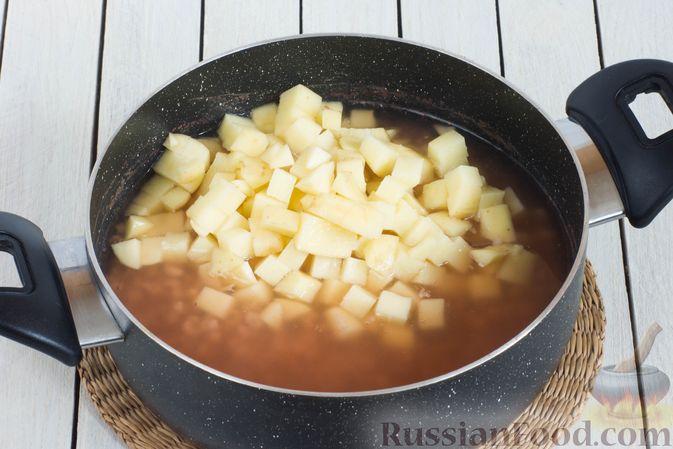 Фото приготовления рецепта: Суп с перловой крупой и свежими огурцами - шаг №8