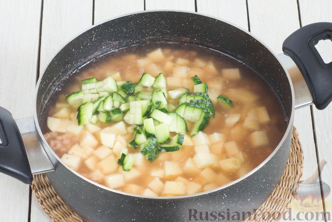 Фото приготовления рецепта: Суп с перловой крупой и свежими огурцами - шаг №9