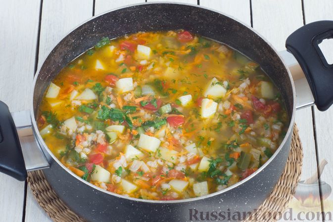 Фото приготовления рецепта: Суп с перловой крупой и свежими огурцами - шаг №13