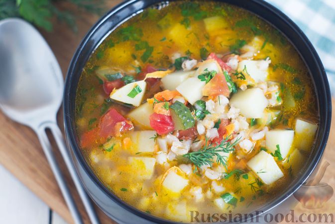 Фото приготовления рецепта: Суп с перловой крупой и свежими огурцами - шаг №14