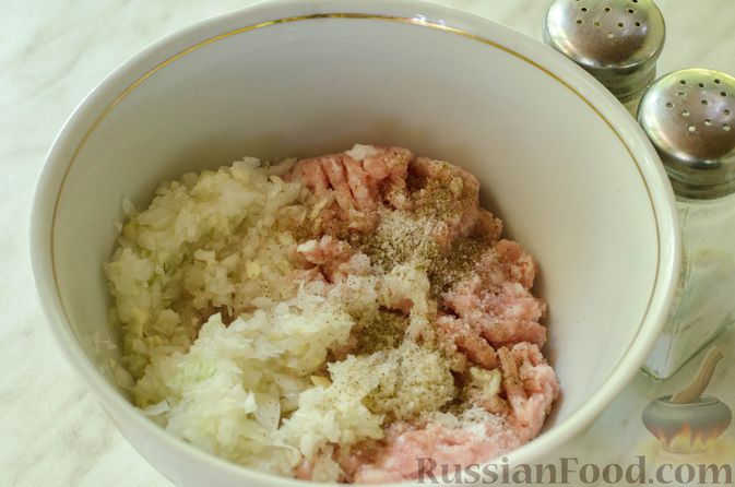 Фото приготовления рецепта: Суп с фаршированными макаронами и тёртым картофелем - шаг №4