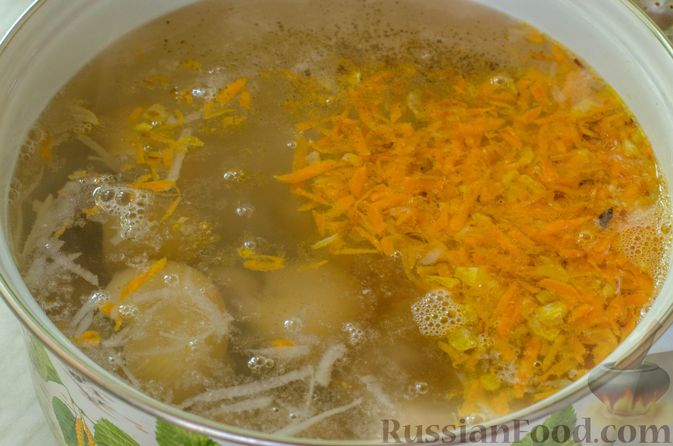 Фото приготовления рецепта: Суп с фаршированными макаронами и тёртым картофелем - шаг №11