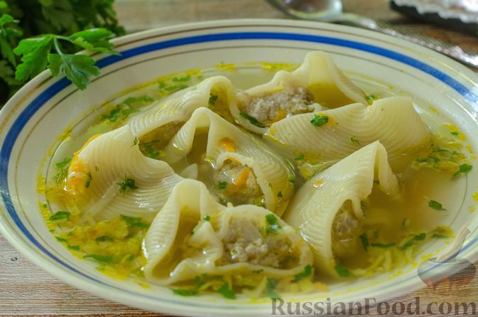 Фото приготовления рецепта: Суп с фаршированными макаронами и тёртым картофелем - шаг №14