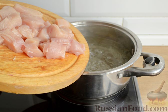 Фото приготовления рецепта: Суп с куриным филе и пшеном - шаг №3