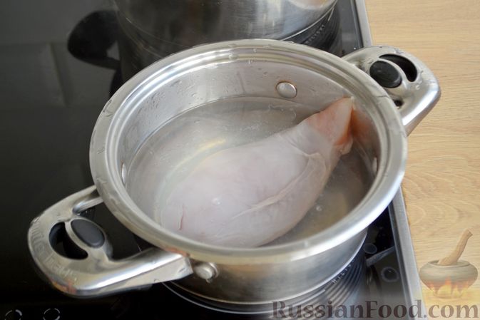 Фото приготовления рецепта: Салат с курицей, огурцами, сыром и сухариками - шаг №2