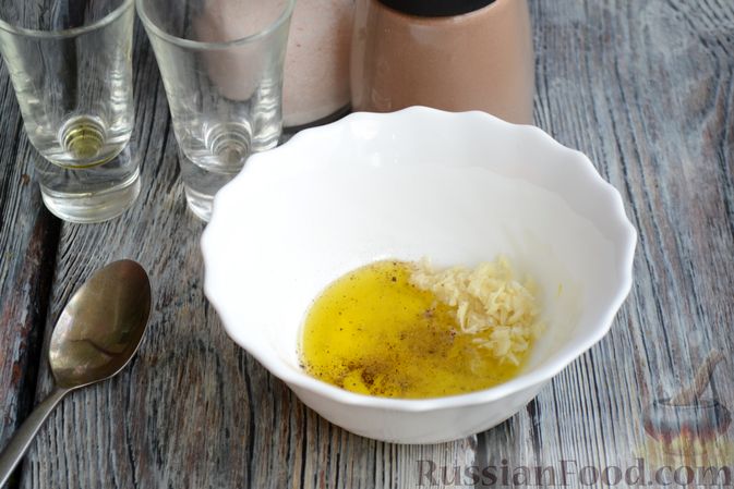 Фото приготовления рецепта: Салат с курицей, огурцами, сыром и сухариками - шаг №9