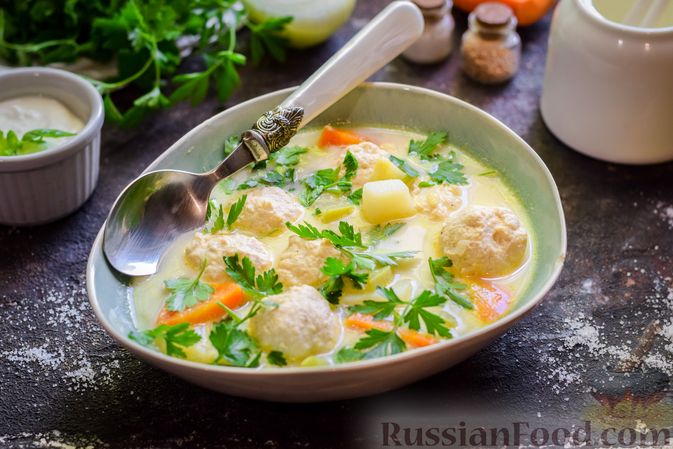 Фото к рецепту: Сырный суп с куриными фрикадельками и кабачками