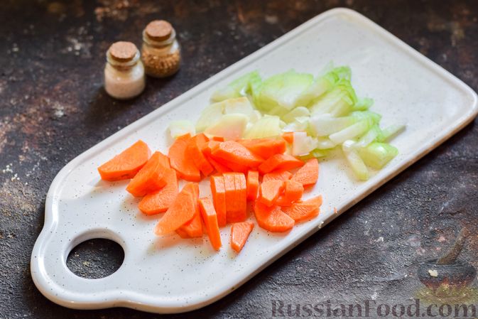 Фото приготовления рецепта: Сырный суп с куриными фрикадельками и кабачками - шаг №4