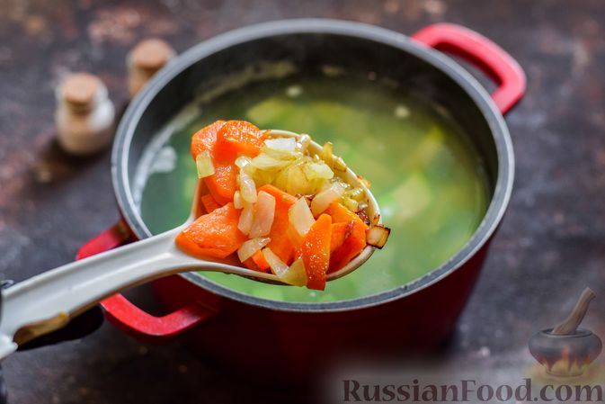 Фото приготовления рецепта: Сырный суп с куриными фрикадельками и кабачками - шаг №12