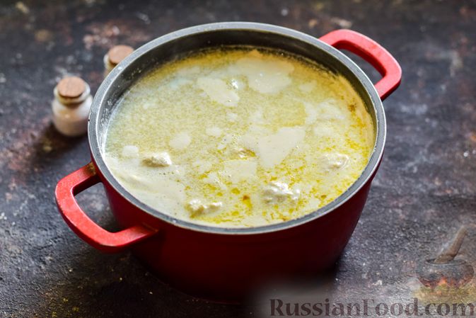 Фото приготовления рецепта: Сырный суп с куриными фрикадельками и кабачками - шаг №14
