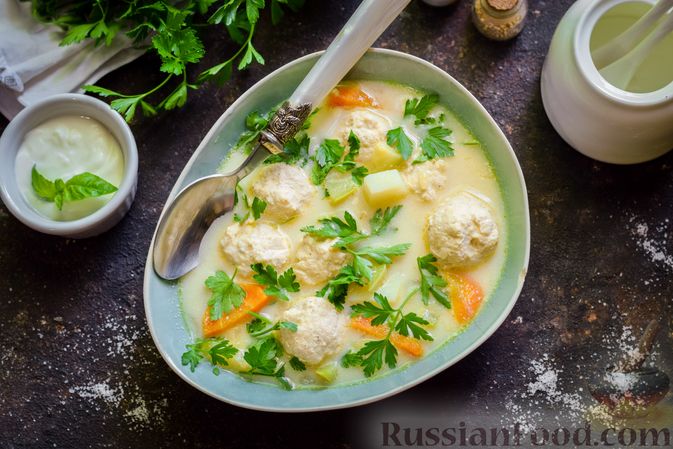 Фото приготовления рецепта: Сырный суп с куриными фрикадельками и кабачками - шаг №15