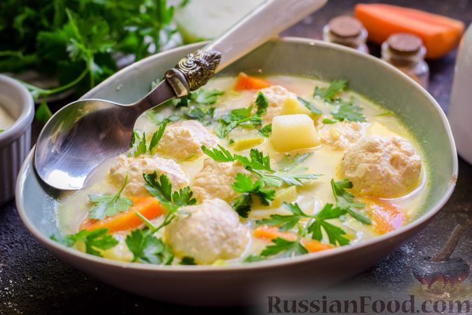 Фото приготовления рецепта: Сырный суп с куриными фрикадельками и кабачками - шаг №16