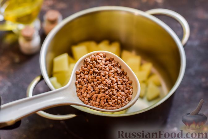 Фото приготовления рецепта: Гречневый суп с консервированной фасолью и беконом - шаг №3
