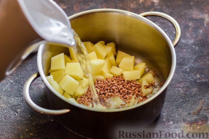 Фото приготовления рецепта: Гречневый суп с консервированной фасолью и беконом - шаг №4