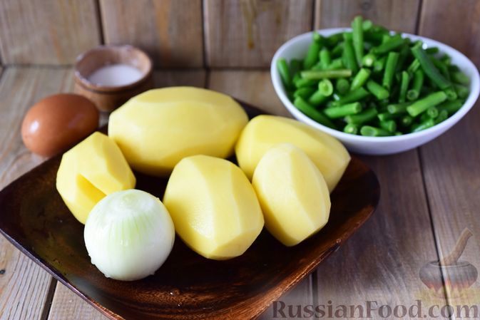 Фото приготовления рецепта: Картофельные оладьи со стручковой фасолью - шаг №2