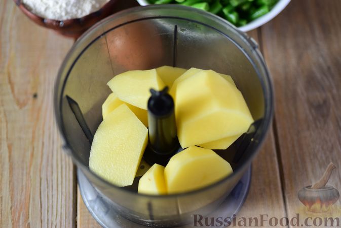 Фото приготовления рецепта: Картофельные оладьи со стручковой фасолью - шаг №3