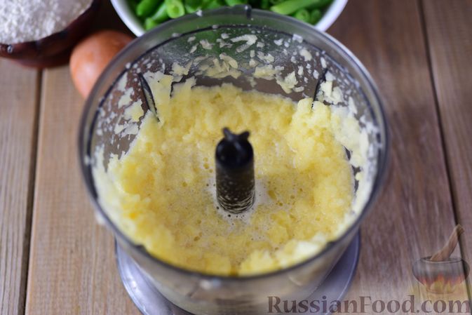Фото приготовления рецепта: Картофельные оладьи со стручковой фасолью - шаг №4