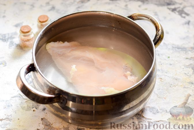 Фото приготовления рецепта: Окрошка с куриным филе и помидорами - шаг №2