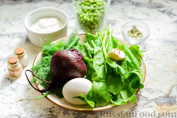 Фото приготовления рецепта: Холодный свекольник со шпинатом и зеленым горошком - шаг №1