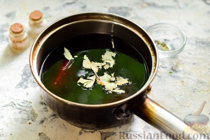 Фото приготовления рецепта: Холодный свекольник со шпинатом и зеленым горошком - шаг №2