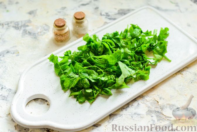 Фото приготовления рецепта: Холодный свекольник со шпинатом и зеленым горошком - шаг №4