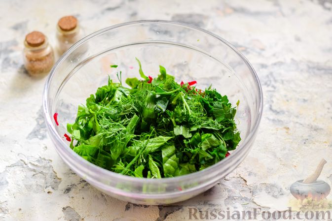 Фото приготовления рецепта: Холодный свекольник со шпинатом и зеленым горошком - шаг №5