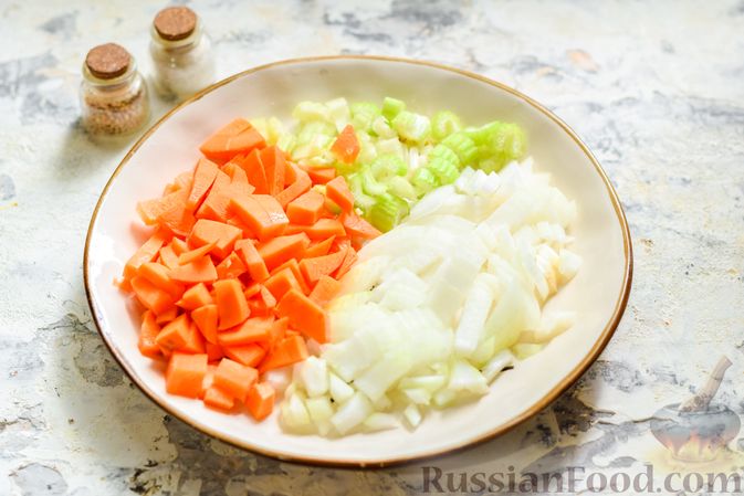 Фото приготовления рецепта: Суп с консервированной фасолью, кабачком и помидорами - шаг №2