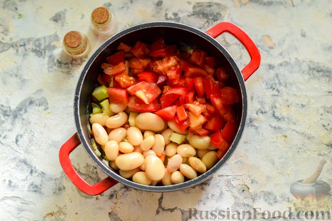 Фото приготовления рецепта: Суп с консервированной фасолью, кабачками и помидорами - шаг №8
