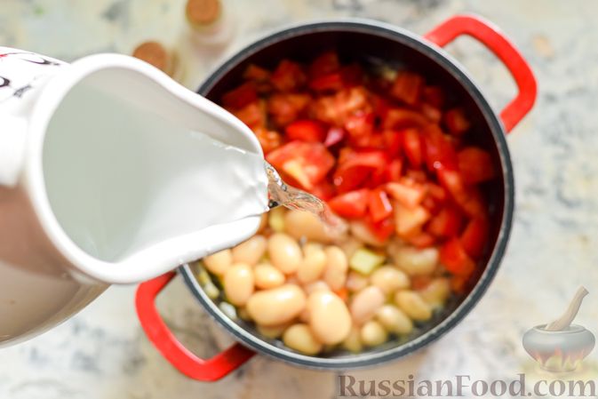 Фото приготовления рецепта: Суп с консервированной фасолью, кабачком и помидорами - шаг №9
