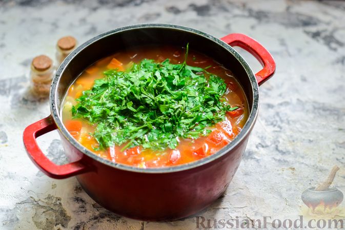 Фото приготовления рецепта: Суп с консервированной фасолью, кабачком и помидорами - шаг №11
