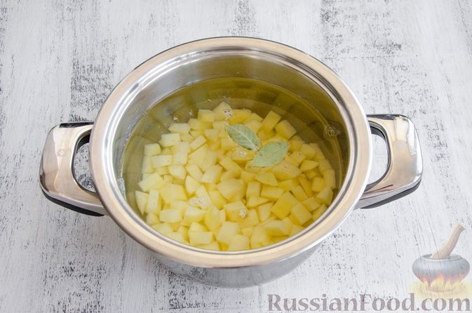 Фото приготовления рецепта: Куриный суп с молодым картофелем и яйцом - шаг №3