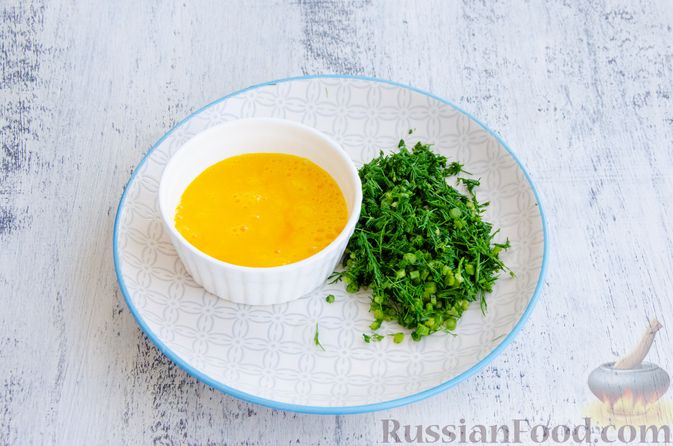 Фото приготовления рецепта: Куриный суп с молодым картофелем и яйцом - шаг №8