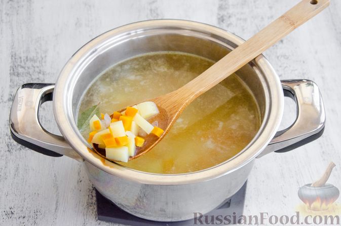 Фото приготовления рецепта: Куриный суп с молодым картофелем и яйцом - шаг №5