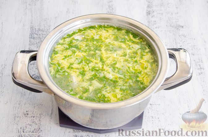 Фото приготовления рецепта: Куриный суп с молодым картофелем и яйцом - шаг №10