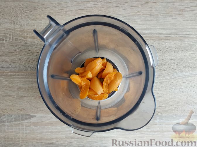 Фото приготовления рецепта: Абрикосовый смузи с апельсином и мороженым - шаг №4