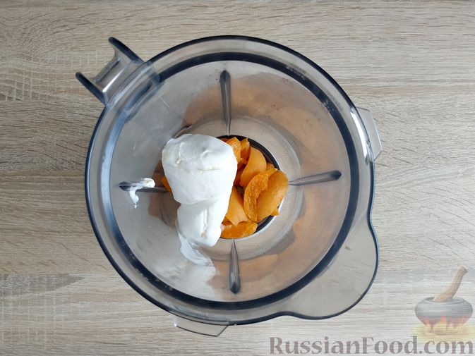 Фото приготовления рецепта: Абрикосовый смузи с апельсином и мороженым - шаг №5