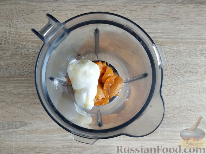Фото приготовления рецепта: Абрикосовый смузи с апельсином и мороженым - шаг №7