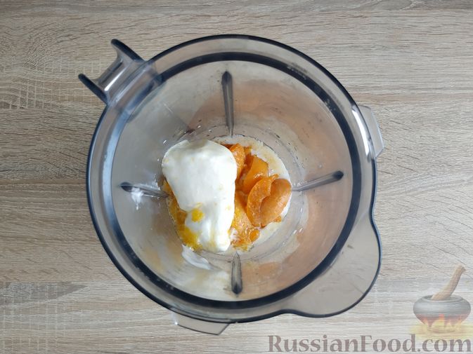 Фото приготовления рецепта: Абрикосовый смузи с апельсином и мороженым - шаг №8
