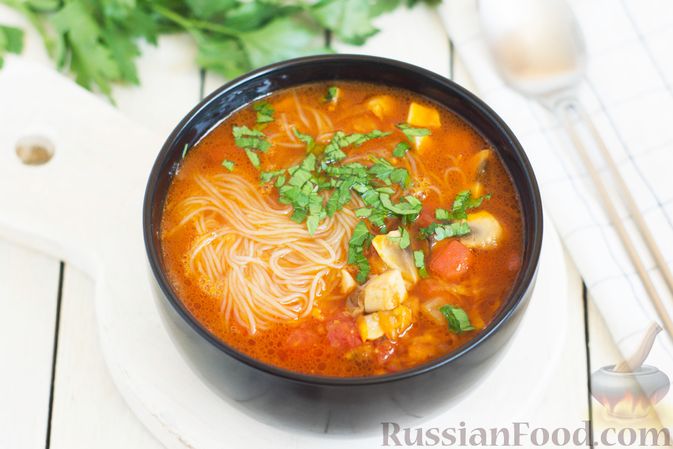 Фото к рецепту: Густой суп с фунчозой и шапиньонами